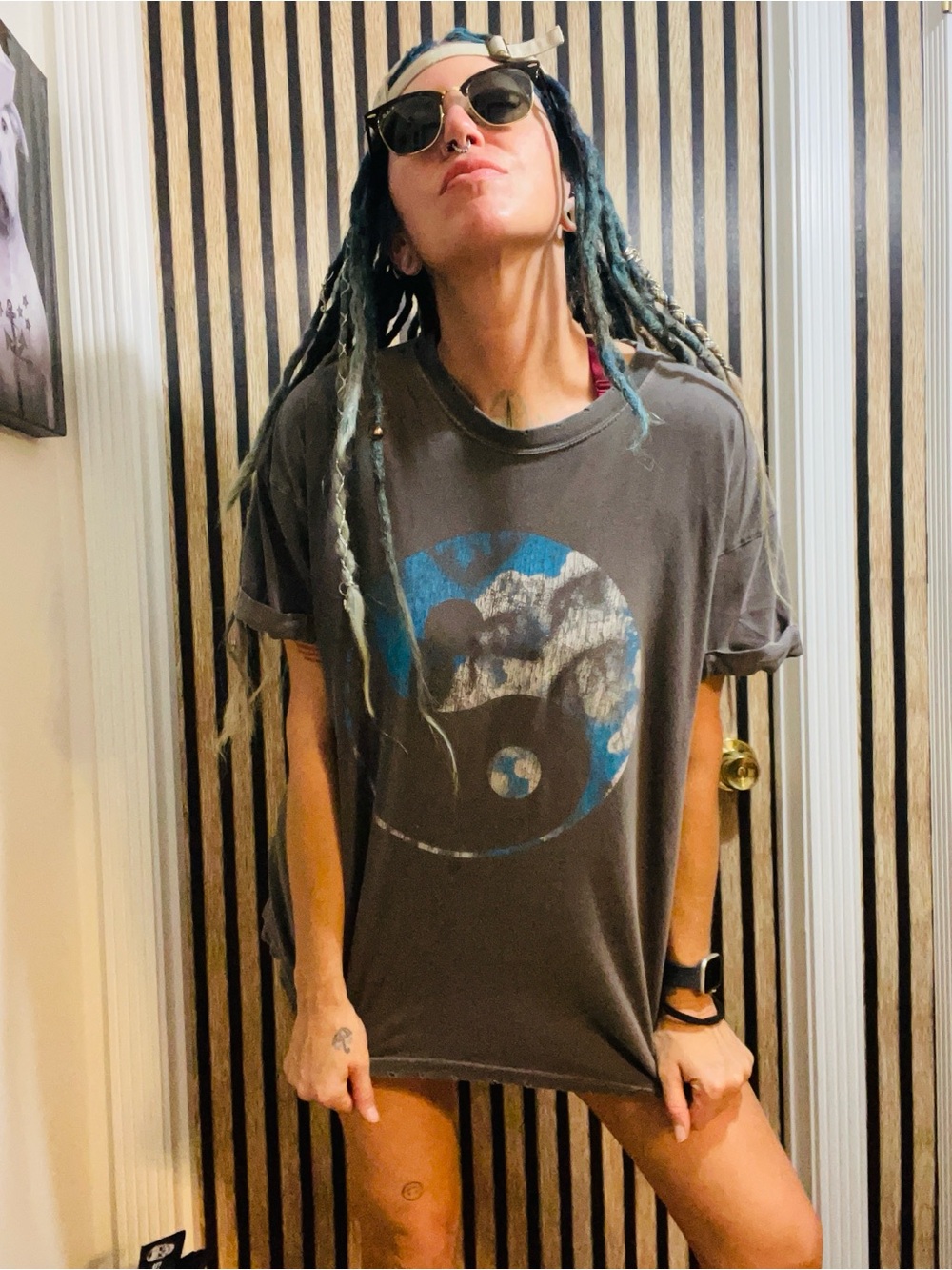 Gray Yin Yang Graphic Short Sleeve Tee